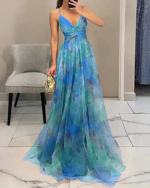 Plisowana sukienka maxi w kwiaty na ramiączkach spaghetti z dekoltem w serek