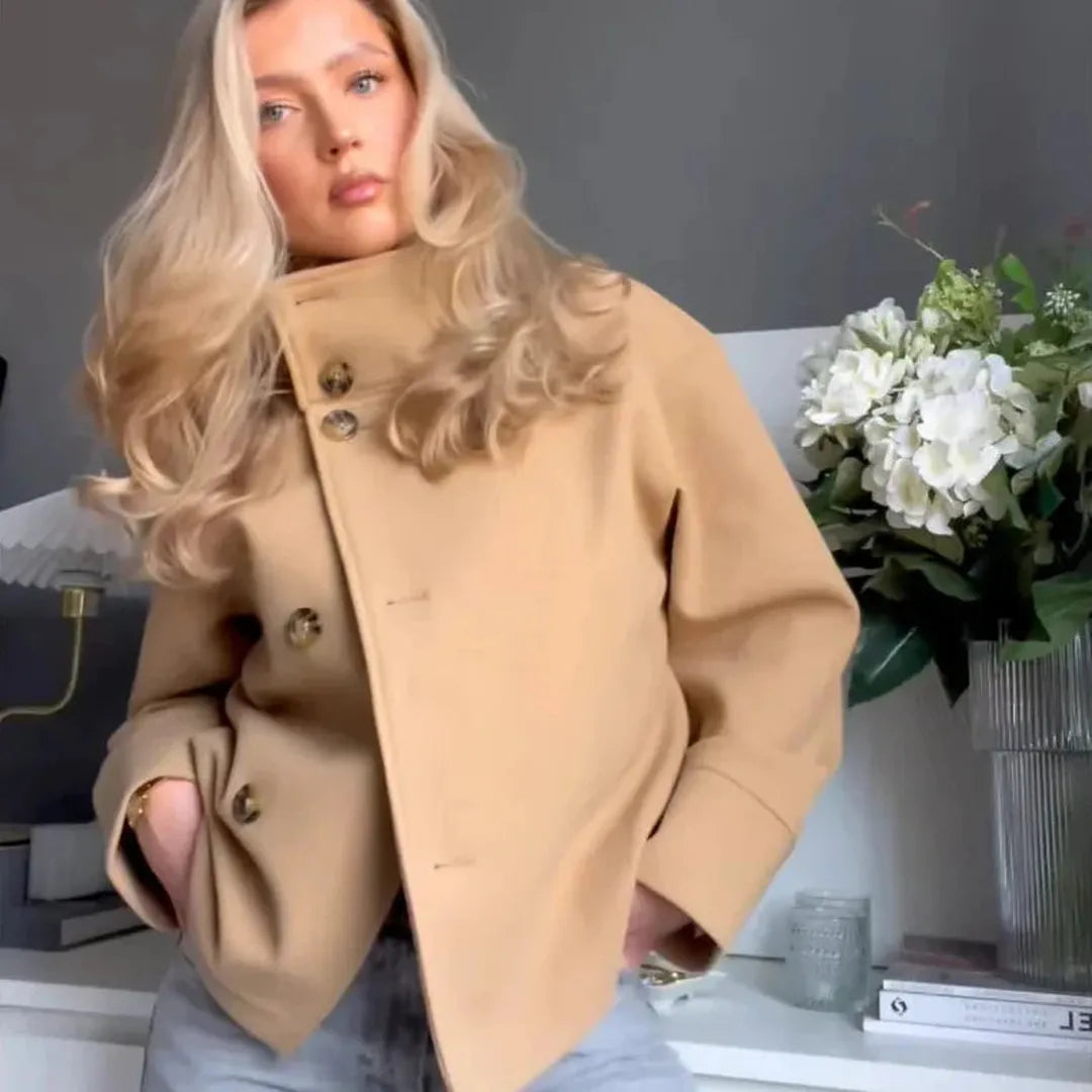 Wełniana kurtka z wysoką stójką i zapięciem na guziki