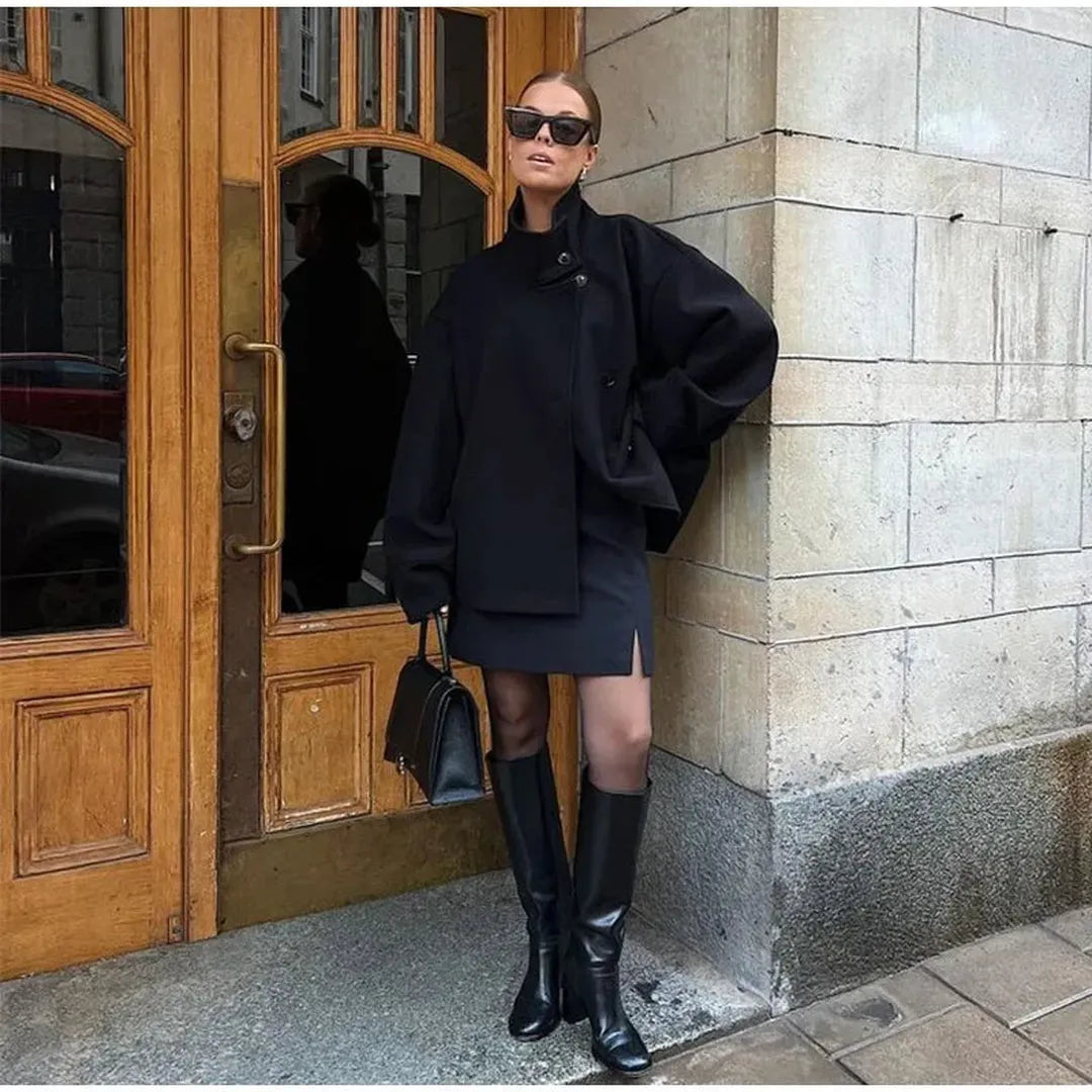 Wełniana kurtka z wysoką stójką i zapięciem na guziki