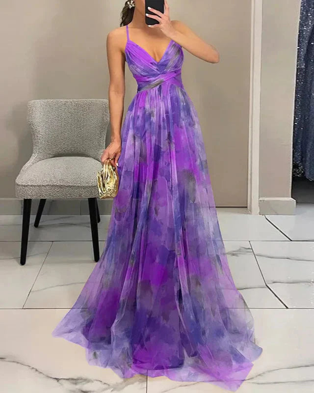 Plisowana sukienka maxi w kwiaty na ramiączkach spaghetti z dekoltem w serek