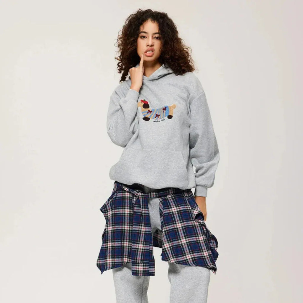 Oversize’owa damska bluza z haftem i kieszenią