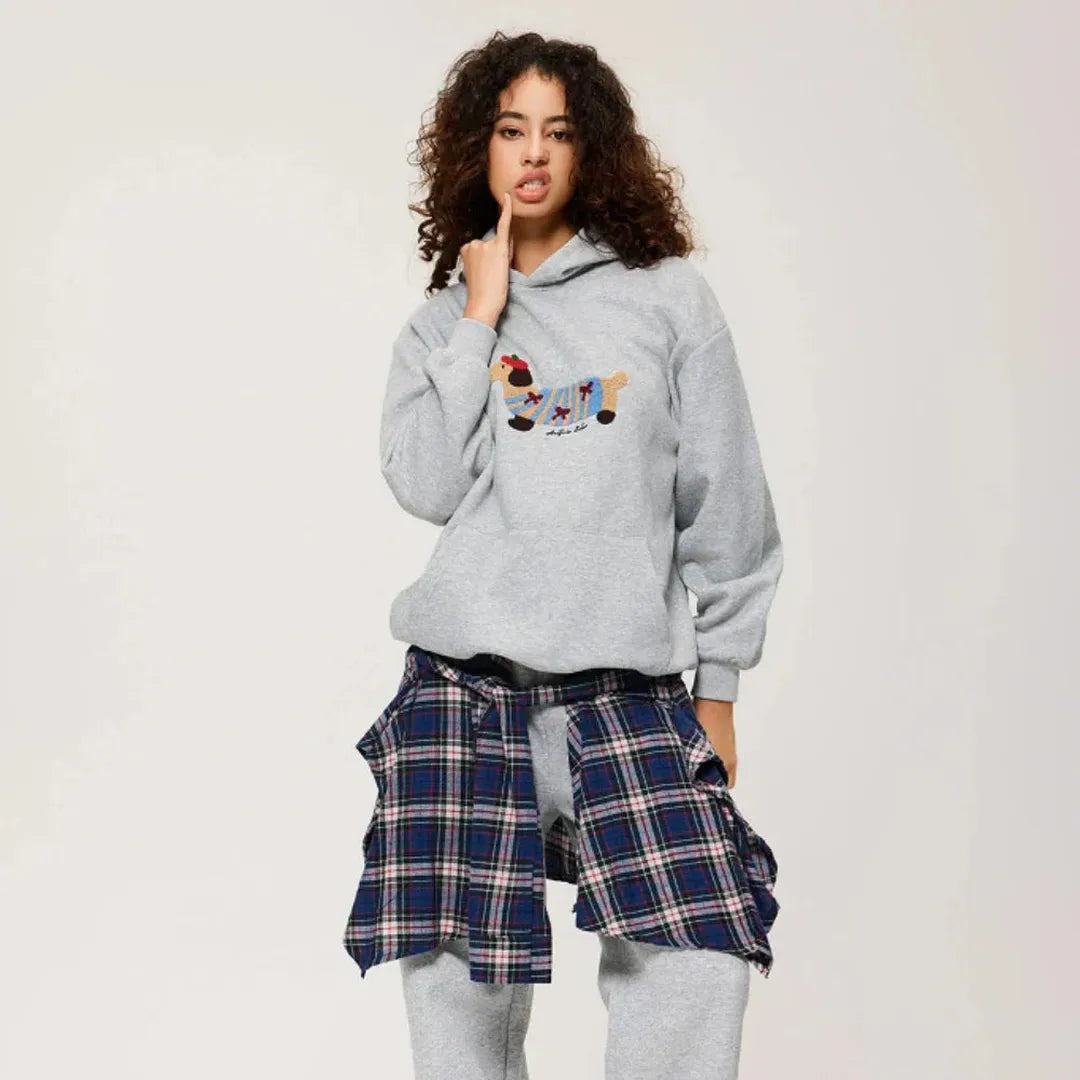 Oversize’owa damska bluza z haftem i kieszenią