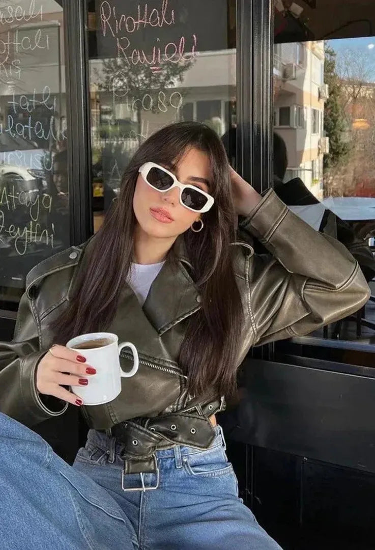 Krótka damska kurtka motocyklowa o nowoczesnym wyglądzie