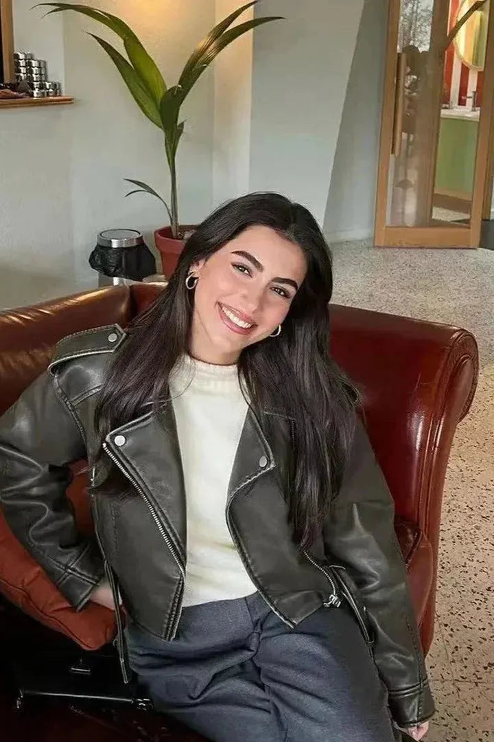 Krótka damska kurtka motocyklowa o nowoczesnym wyglądzie