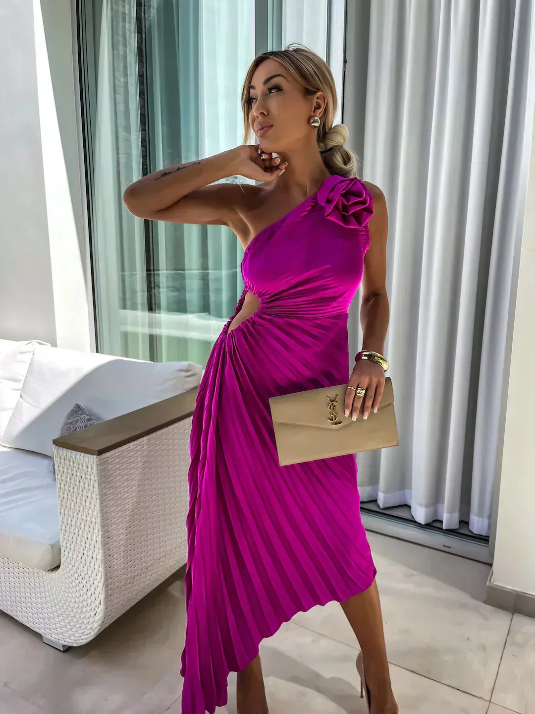 Plisowana sukienka midi na jedno ramię