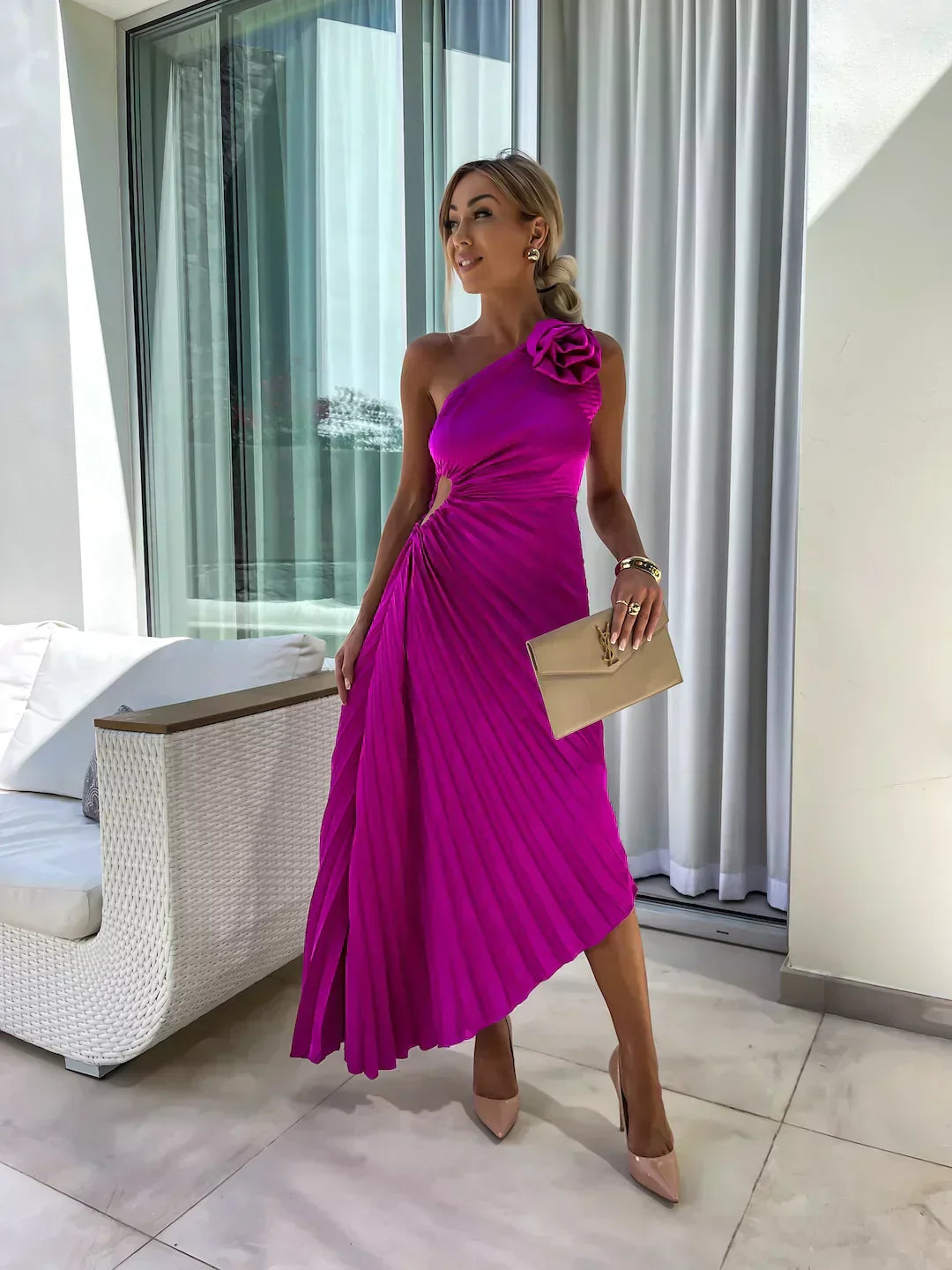 Plisowana sukienka midi na jedno ramię