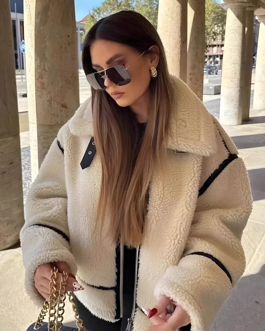 Kurtka z futra zapinana na zamek z kontrastowym wykończeniem