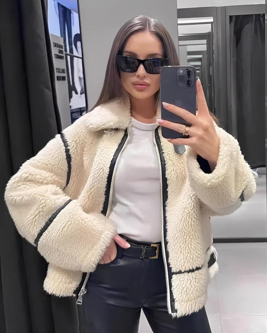 Kurtka z futra zapinana na zamek z kontrastowym wykończeniem