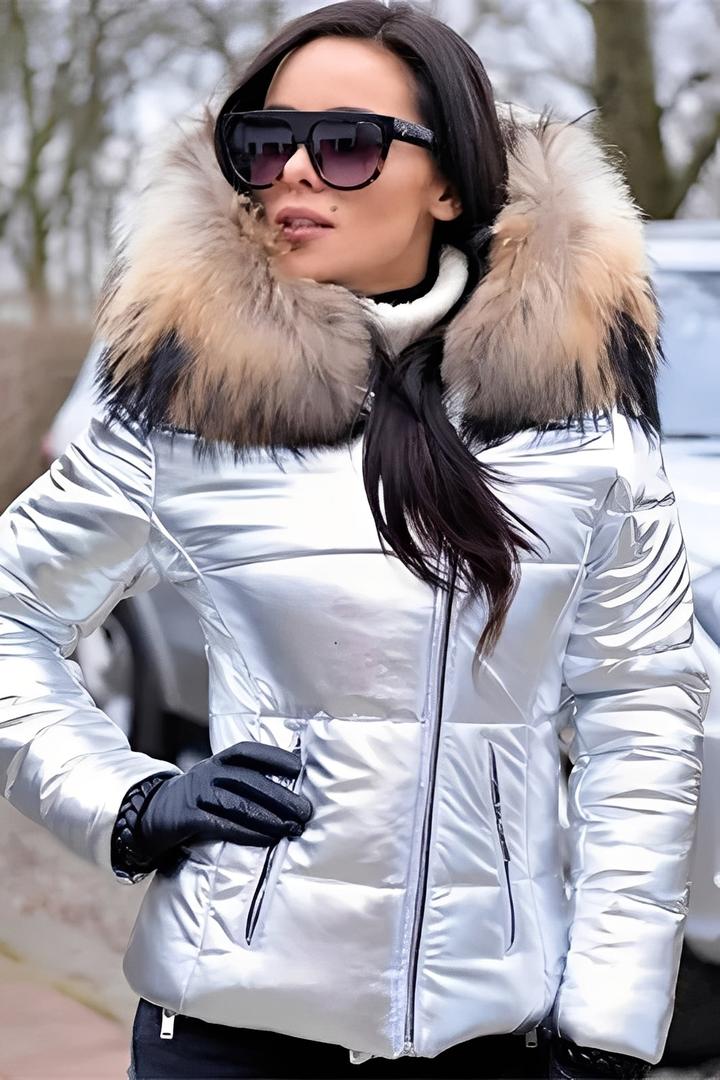 Pikowana kurtka puchowa z kapturem obszytym futrem