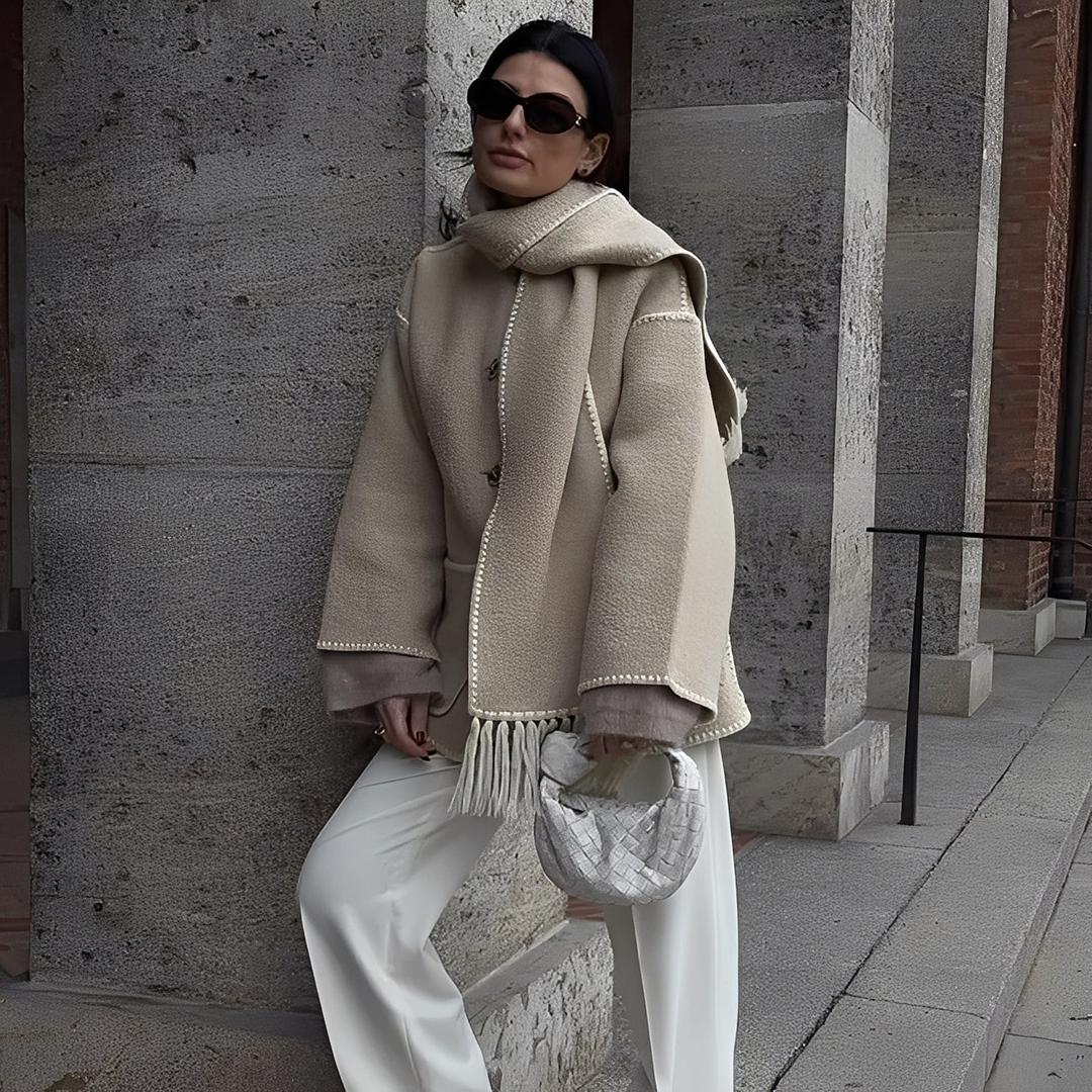 Wełniana kurtka z dołączonym szalikiem zapinana na guziki