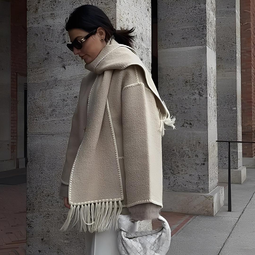 Wełniana kurtka z dołączonym szalikiem zapinana na guziki