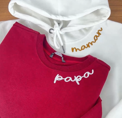 AmoraWear – bluza z haftem „MOM” – prezent dla mamy – widok produktu 2 | Ionotix