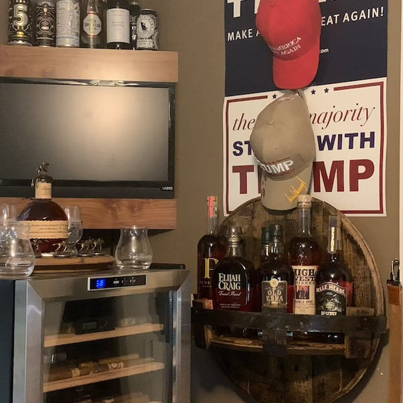 Beczario – półka wisząca w kształcie beczki whisky – widok produktu 3 | Ionotix