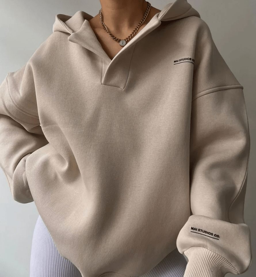 Bluza damska oversize z kapturem - dekolt z wcięciem – widok produktu 1 | Ionotix