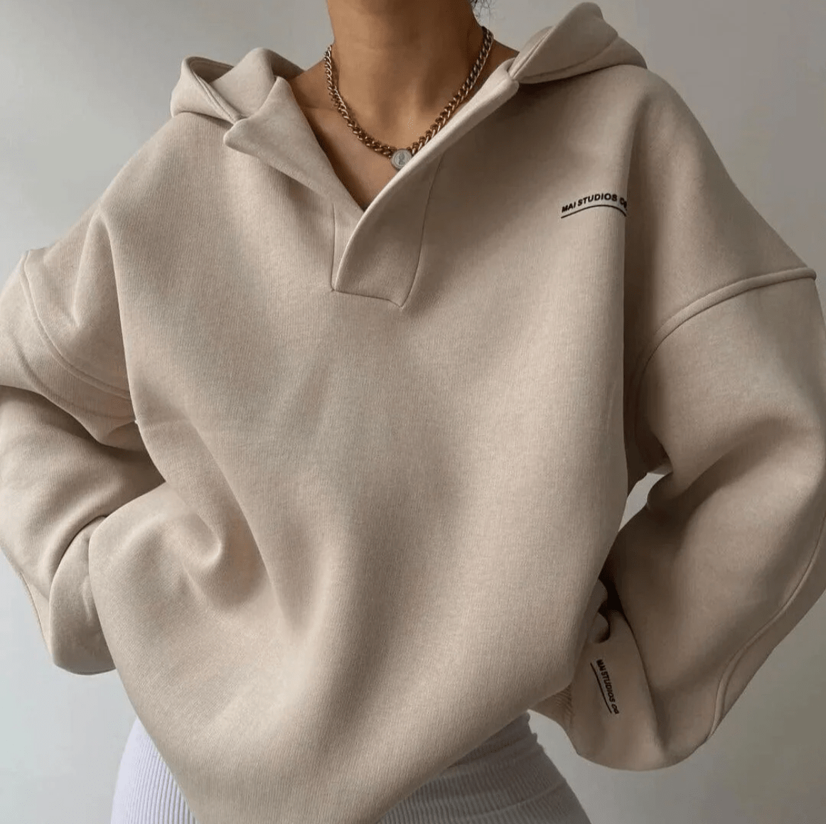 Bluza damska oversize z kapturem - dekolt z wcięciem – widok produktu 6 | Ionotix