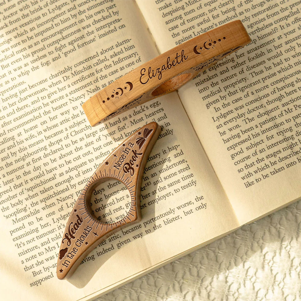 BookLover – Grawerowany Drewniany Uchwyt Do Książki – widok produktu 2 | Ionotix