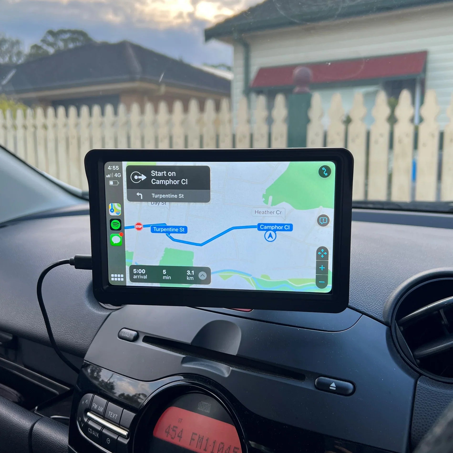 Ekran z Android Auto i nawigacją w starszym samochodzie