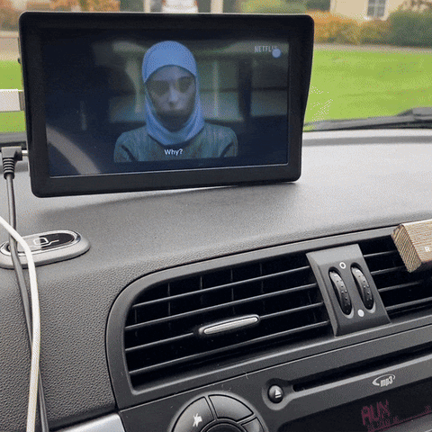 Przenośny ekran CarPlay zamontowany na desce rozdzielczej auta