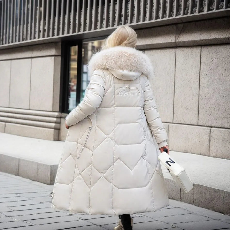 Damski długi pikowany płaszcz zimowy z futrzanym kapturem - widok produktu 15 | Ionotix