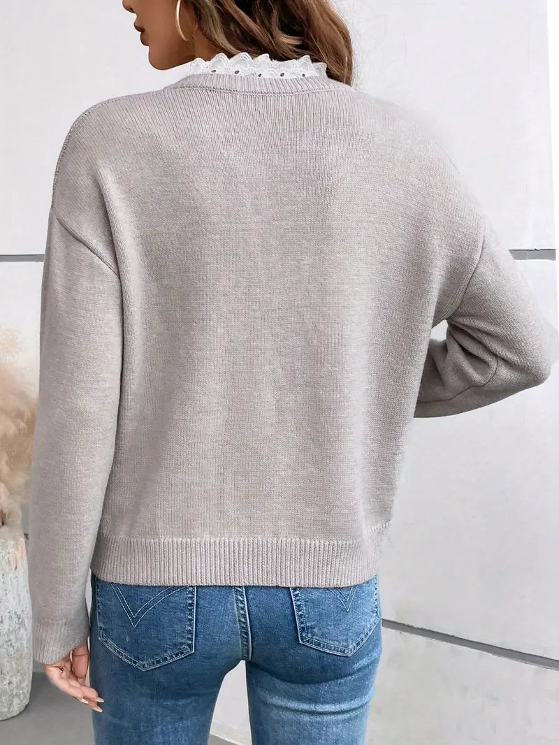 Damski sweter z dekoltem w serek i koronkową falbanką - widok produktu 5 | Ionotix