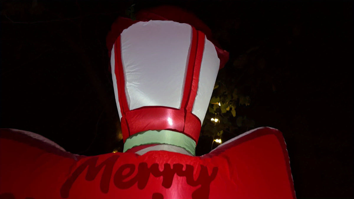 Dmuchana latarnia świąteczna LED 247 cm - podświetlana, napis Merry Christmas, prezenty u podstawy - widok produktu 6 | Ionotix