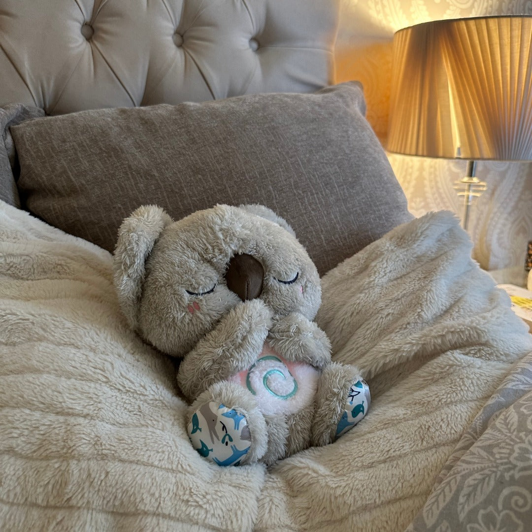 Oddychający pluszowy koala z włączoną lampką nocną w sypialni