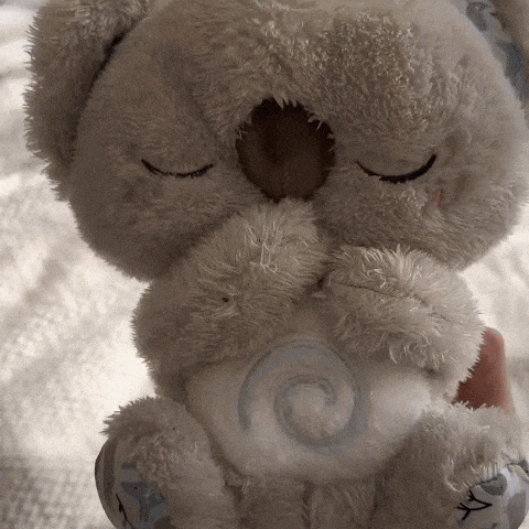 Szumiś koala z funkcją oddychania leżący na łóżku obok dziecka