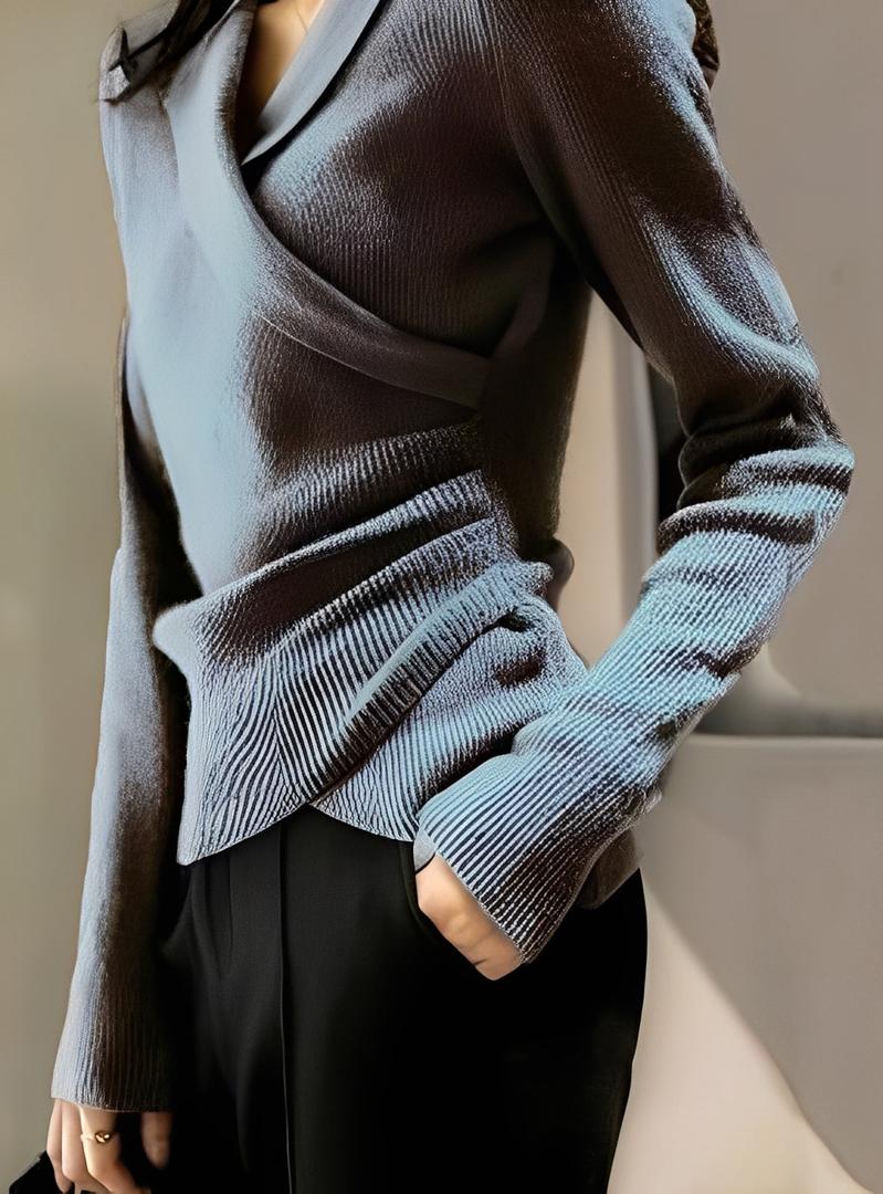 Dzianinowy sweter kopertowy z dekoltem V i prążkowaną strukturą – widok produktu 3 | Ionotix