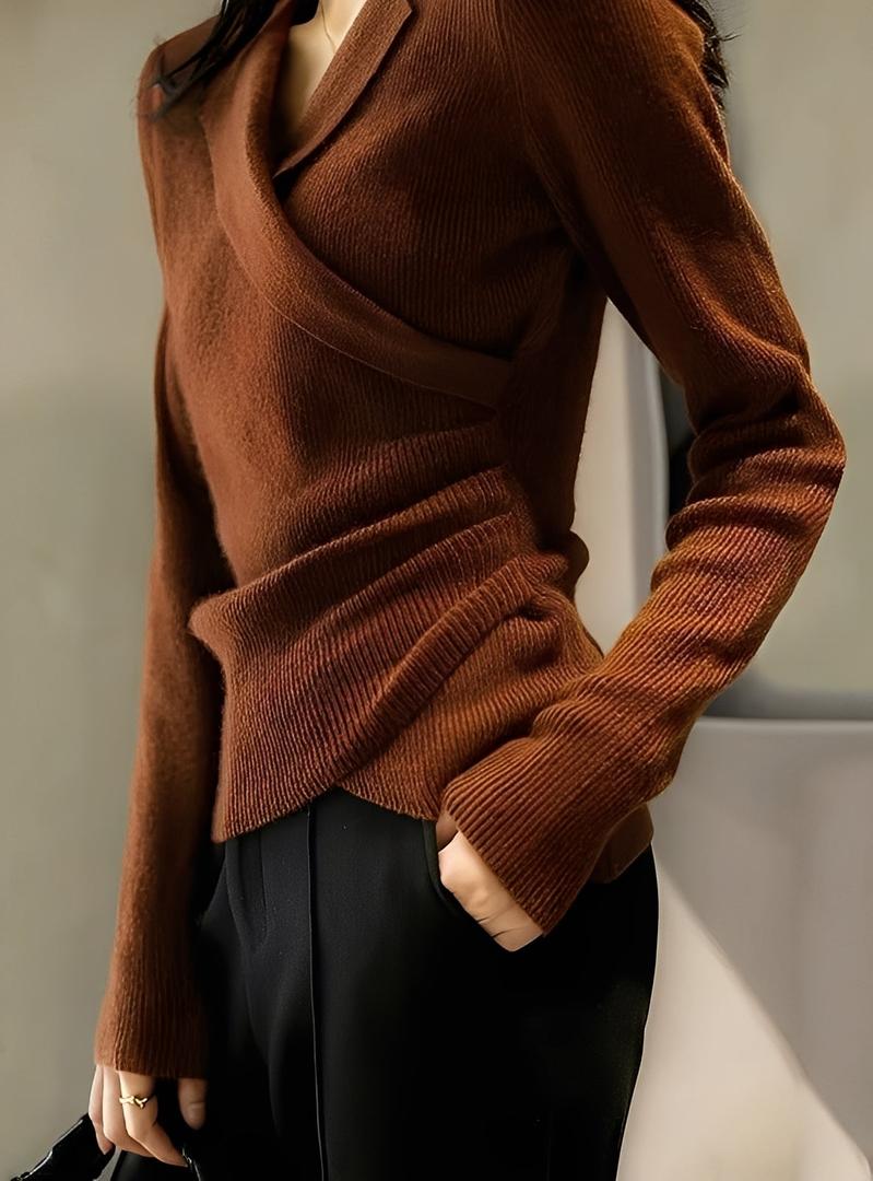 Dzianinowy sweter kopertowy z dekoltem V i prążkowaną strukturą – widok produktu 4 | Ionotix