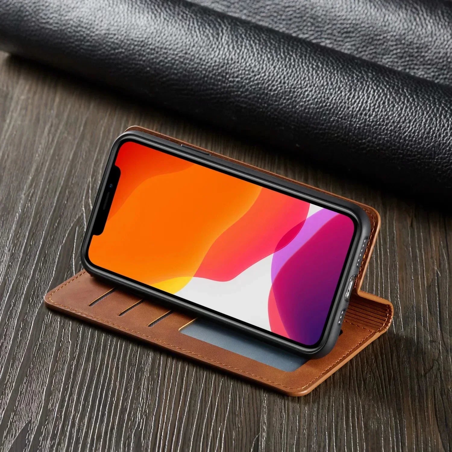 Etui z klapką do iPhone Etuvio z kieszeniami na karty