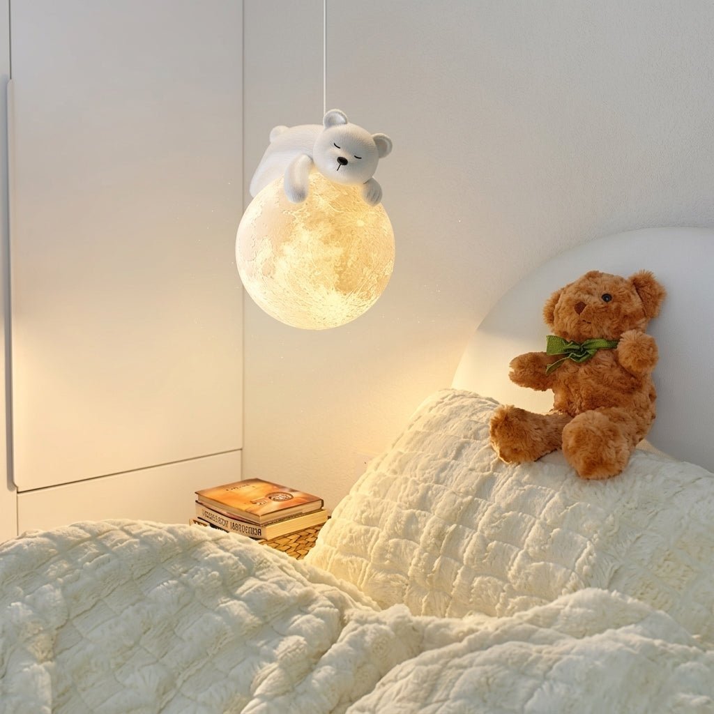 Lampa wisząca do pokoju dziecka z figurką i kulą księżyca – widok produktu 1 | Ionotix