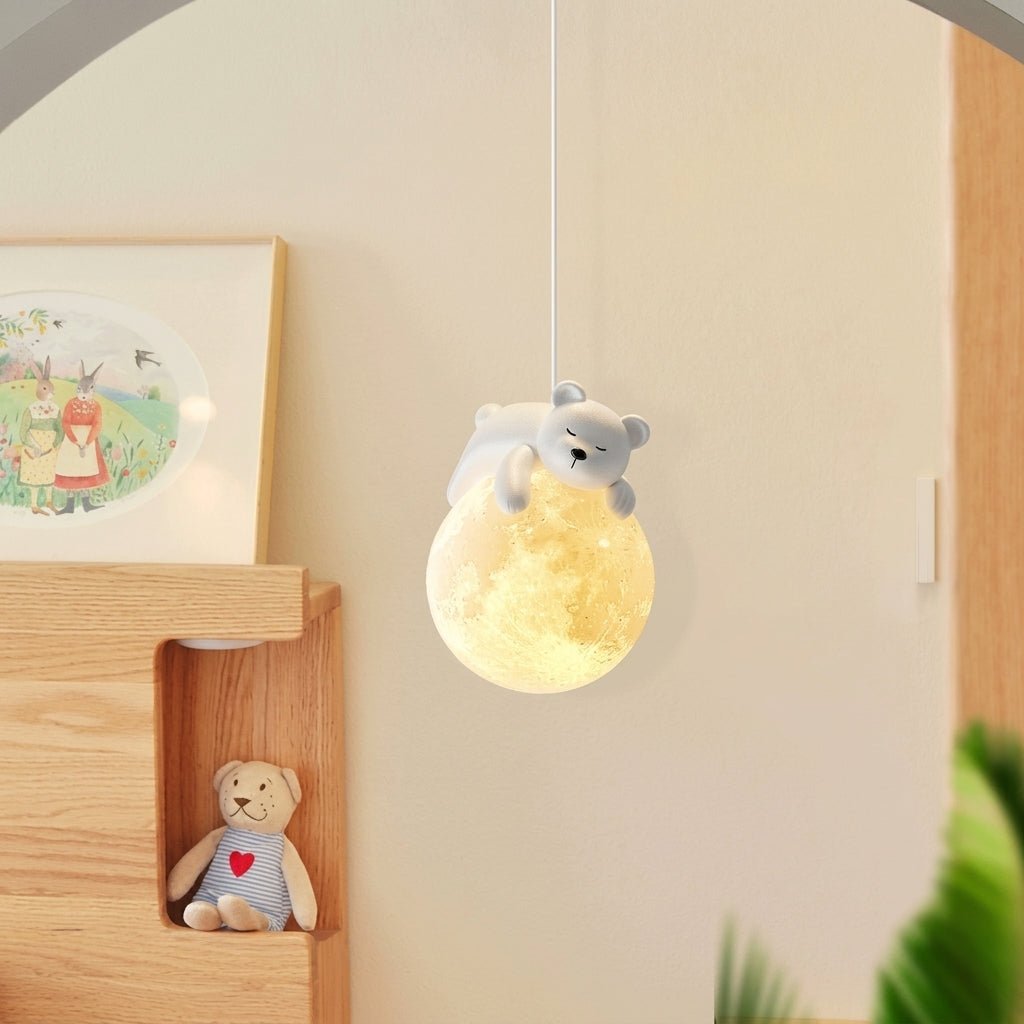 Lampa wisząca do pokoju dziecka z figurką i kulą księżyca – widok produktu 2 | Ionotix