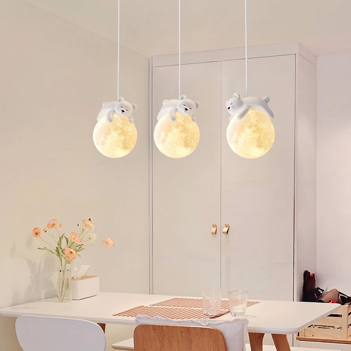 Lampa wisząca do pokoju dziecka z figurką i kulą księżyca – widok produktu 4 | Ionotix