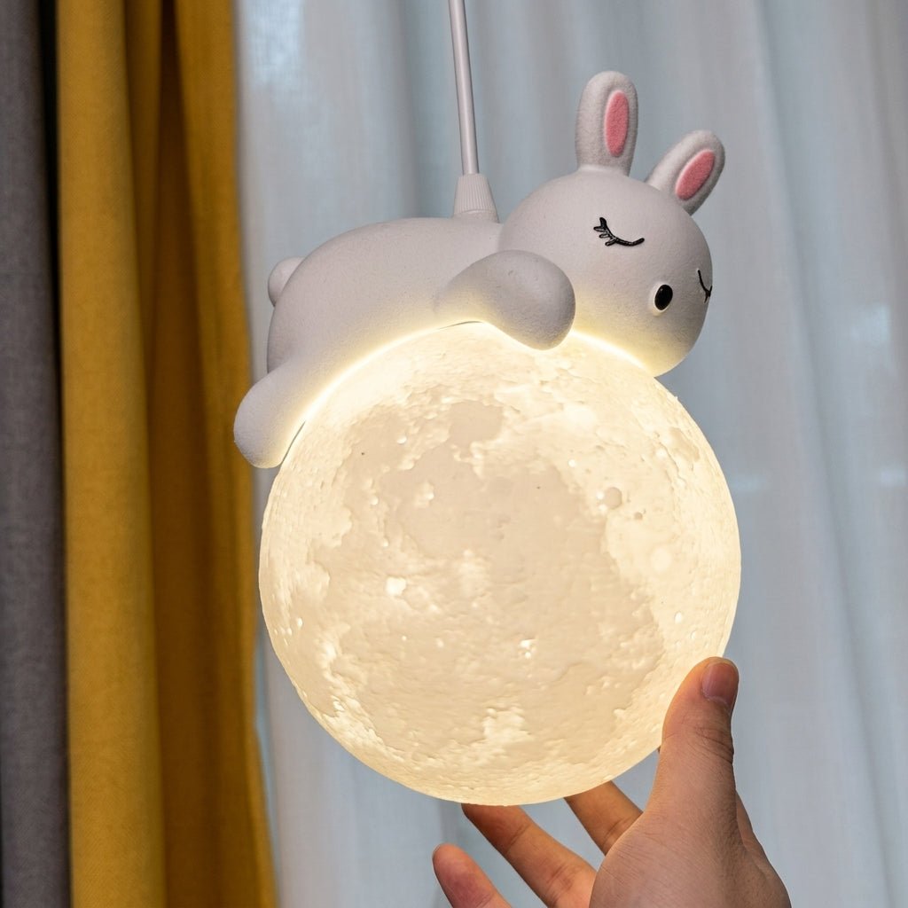Lampa wisząca do pokoju dziecka z figurką i kulą księżyca – widok produktu 6 | Ionotix