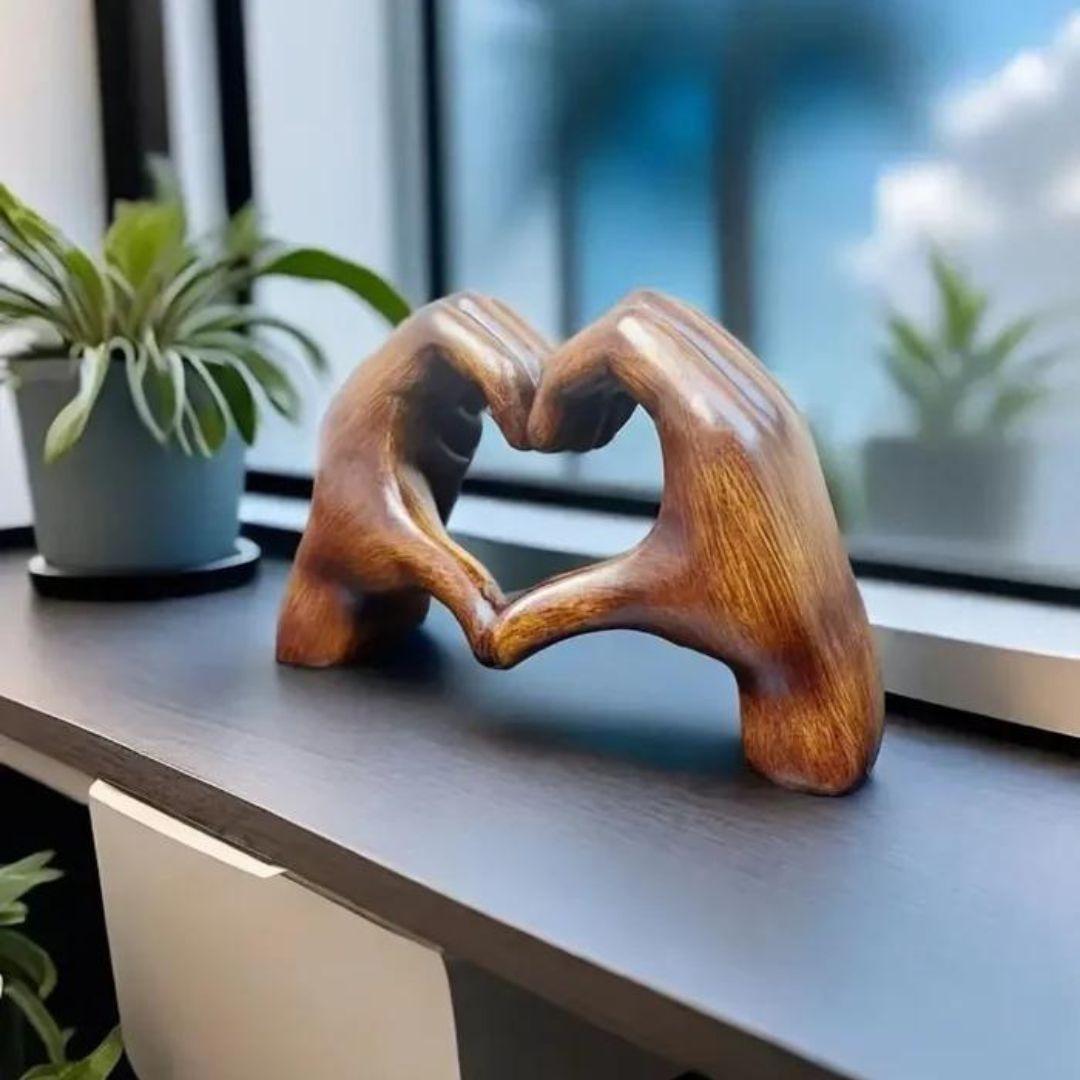 LoveSculpt – ręcznie rzeźbiona dekoracja z drewna w kształcie serca – widok produktu 1 | Ionotix