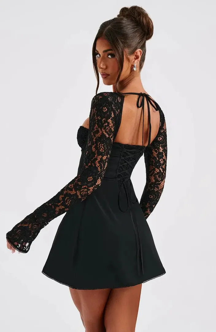 Mini sukienka bodycon z koronkowymi rękawami i dekoltem w kształcie serca – widok produktu 4 | Ionotix
