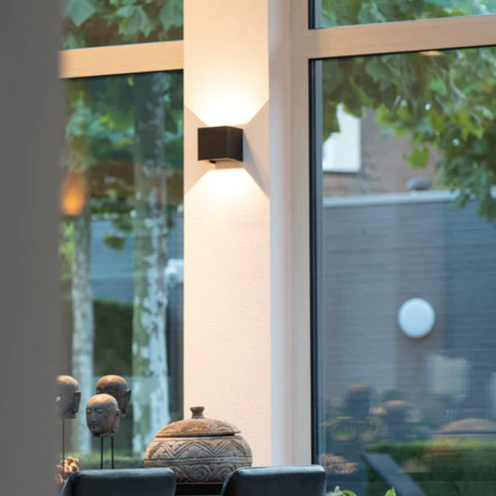 Bezprzewodowa lampa ścienna Murelio z czujnikiem ruchu w korytarzu