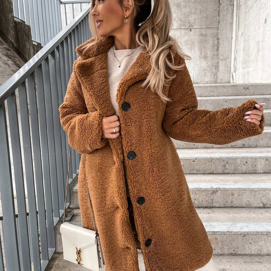 Płaszcz teddy damski długi oversize - zapięcie na guziki – widok produktu 2 | Ionotix