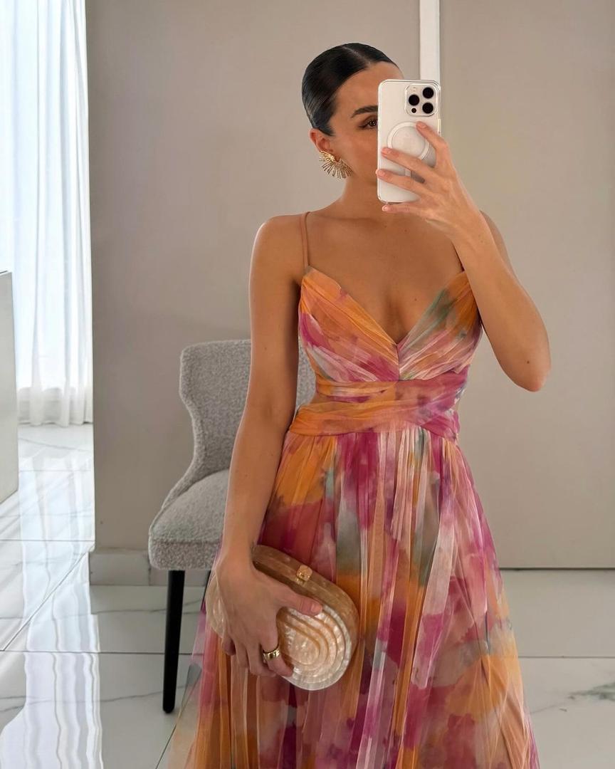 Plisowana sukienka maxi w kwiaty na ramiączkach spaghetti z dekoltem w serek – widok produktu 2 | Ionotix