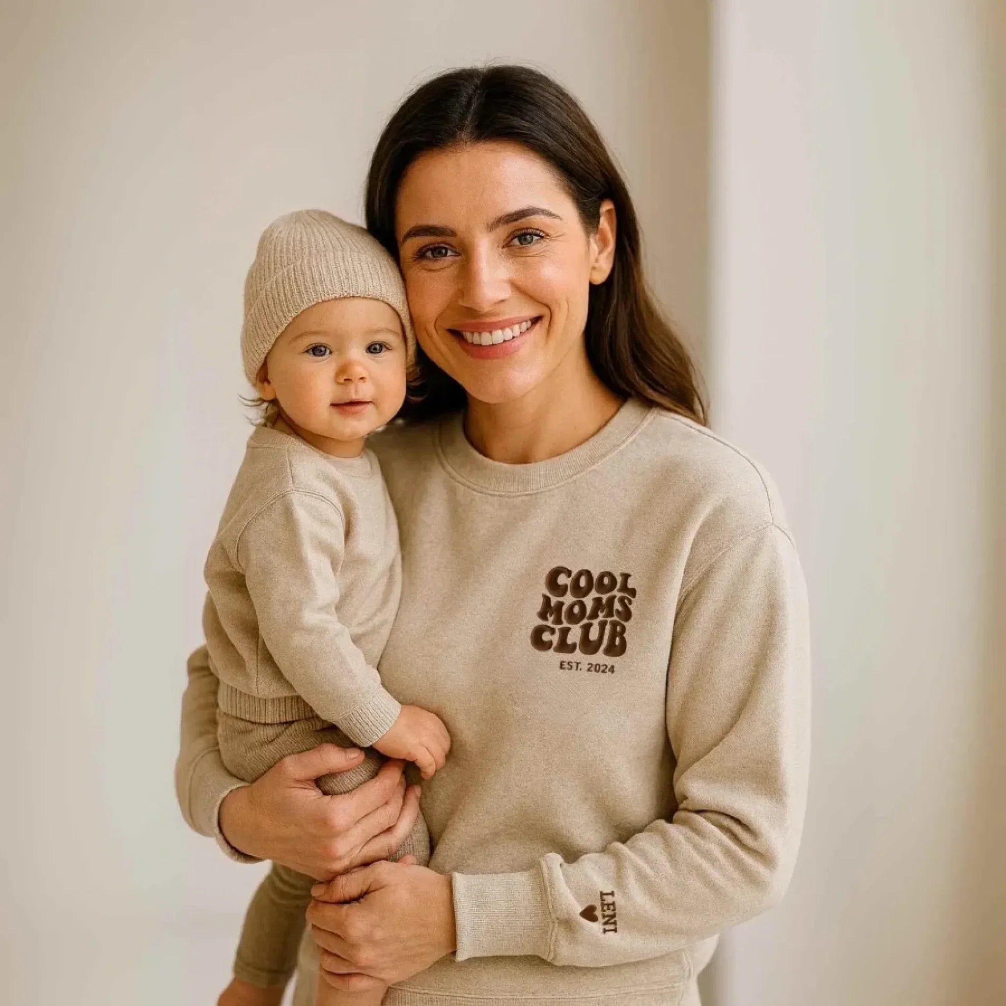 SeraphineMom – bluza z haftem dla mamy – rok założenia „Klubu Fajnych Mam” – widok produktu 1 | Ionotix