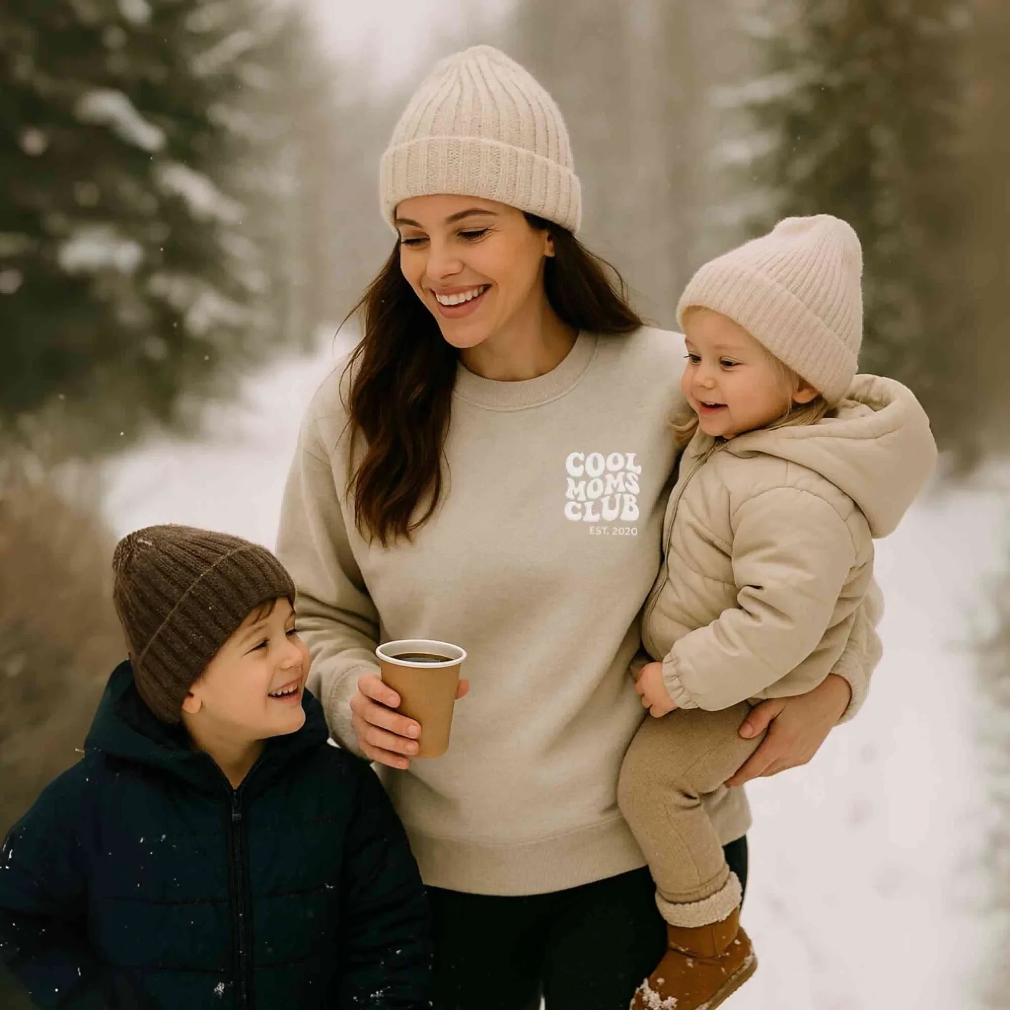 SeraphineMom – bluza z haftem dla mamy – rok założenia „Klubu Fajnych Mam” – widok produktu 2 | Ionotix