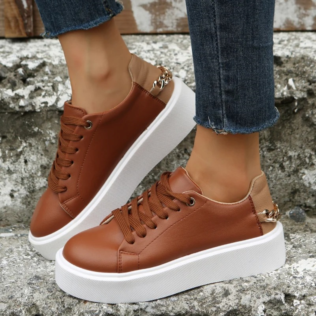 Skórzane sneakersy na platformie z ozdobnym łańcuchem – widok produktu 1 | Ionotix