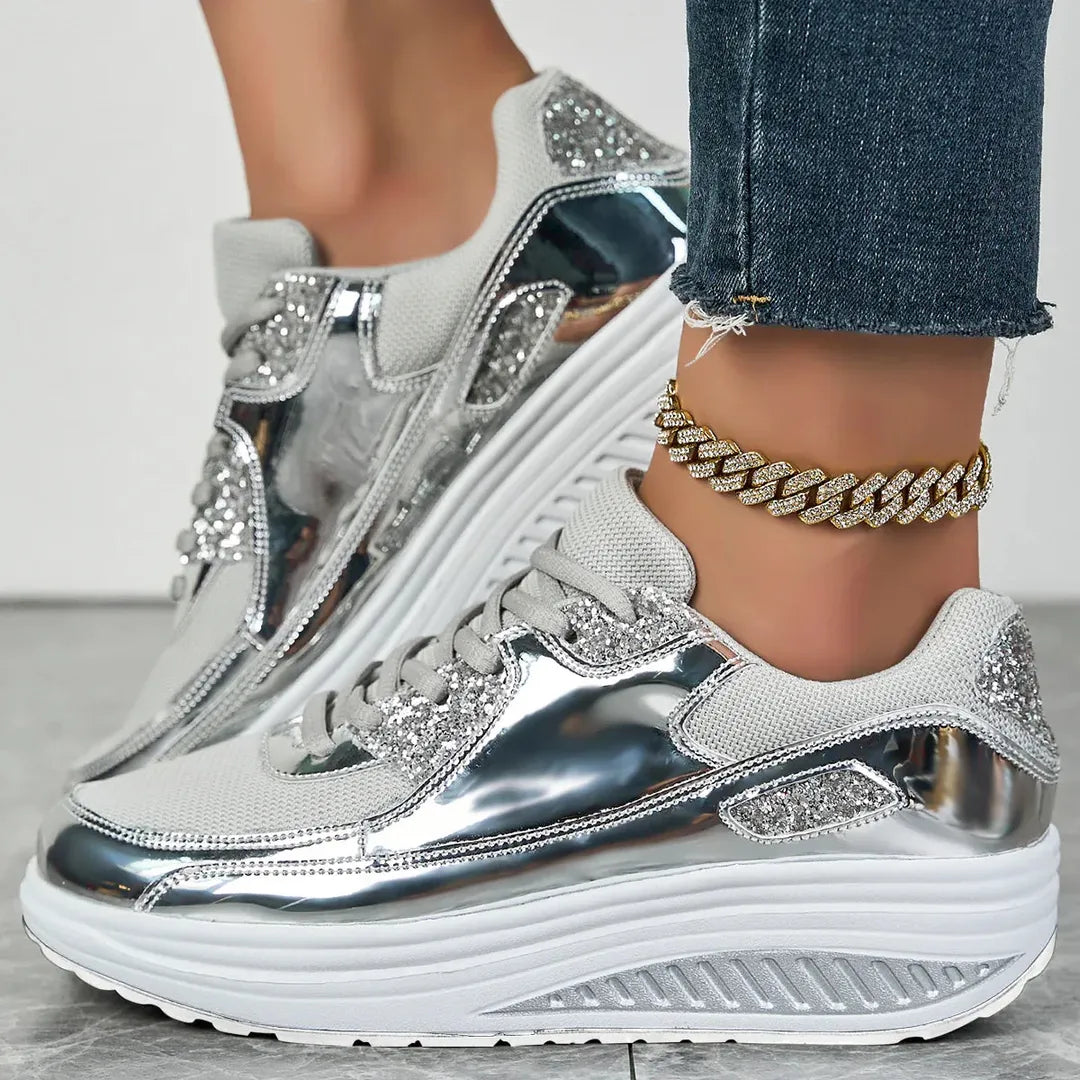 Sneakersy na platformie z metalicznymi kontrastowymi panelami – widok produktu 3 | Ionotix