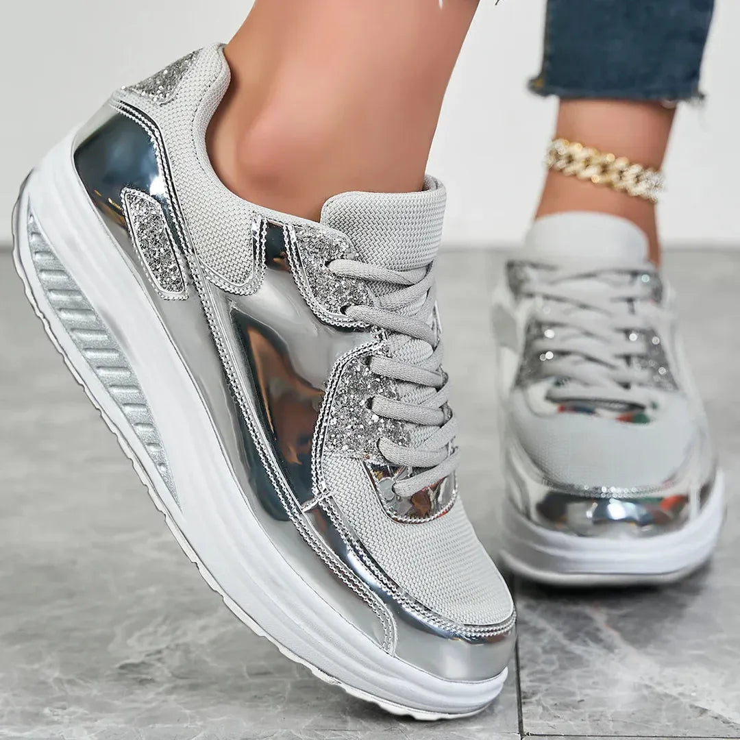 Sneakersy na platformie z metalicznymi kontrastowymi panelami – widok produktu 4 | Ionotix