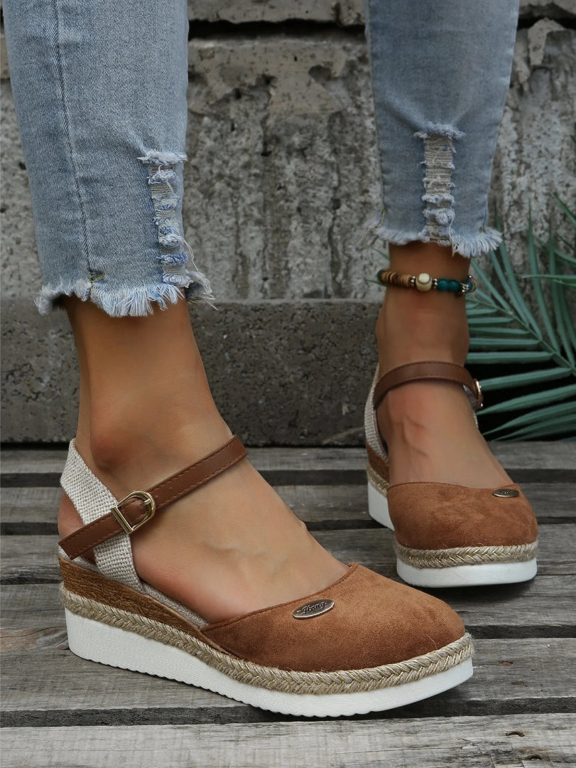Zamszowe sandały na platformie z paskiem wokół kostki – widok produktu 4 | Ionotix