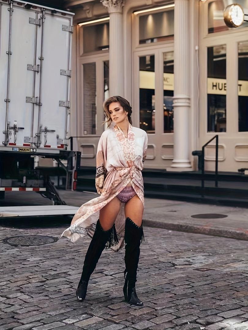 Kimonowy narzut z kwiatowym nadrukiem, otwarty z przodu