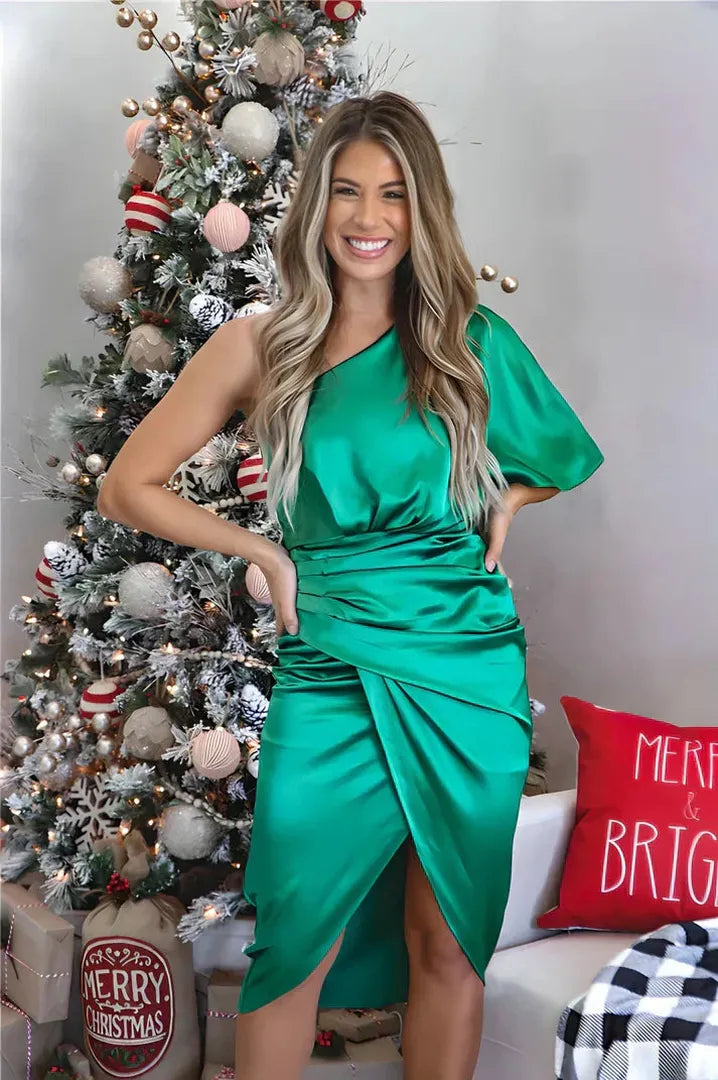 Satynowa sukienka midi na jedno ramię z marszczoną talią