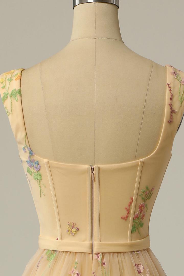 Haftowana sukienka maxi z tiulu w kształcie litery A